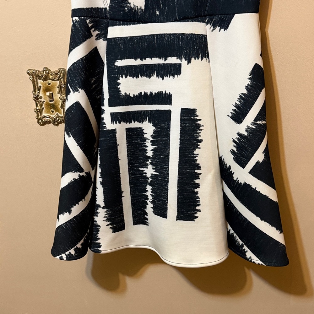 Hunter Bell Hannah Scuba Dress - Black & White Abstract - Size 8 - Picture 10 of 11